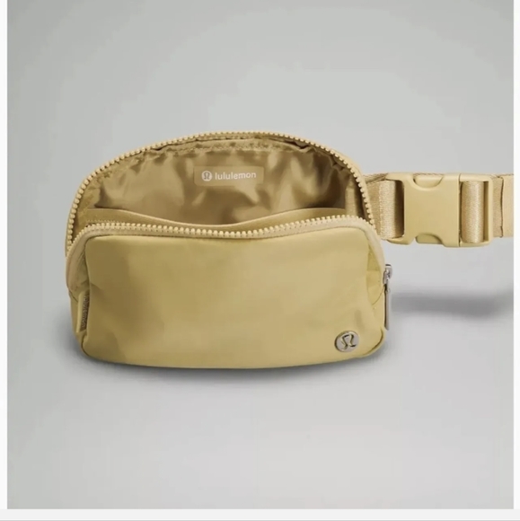 🍋 Lululemon 🍋Everywhere Belt Bag- Golden sand - Very Rare Color - Picture 3 of 11